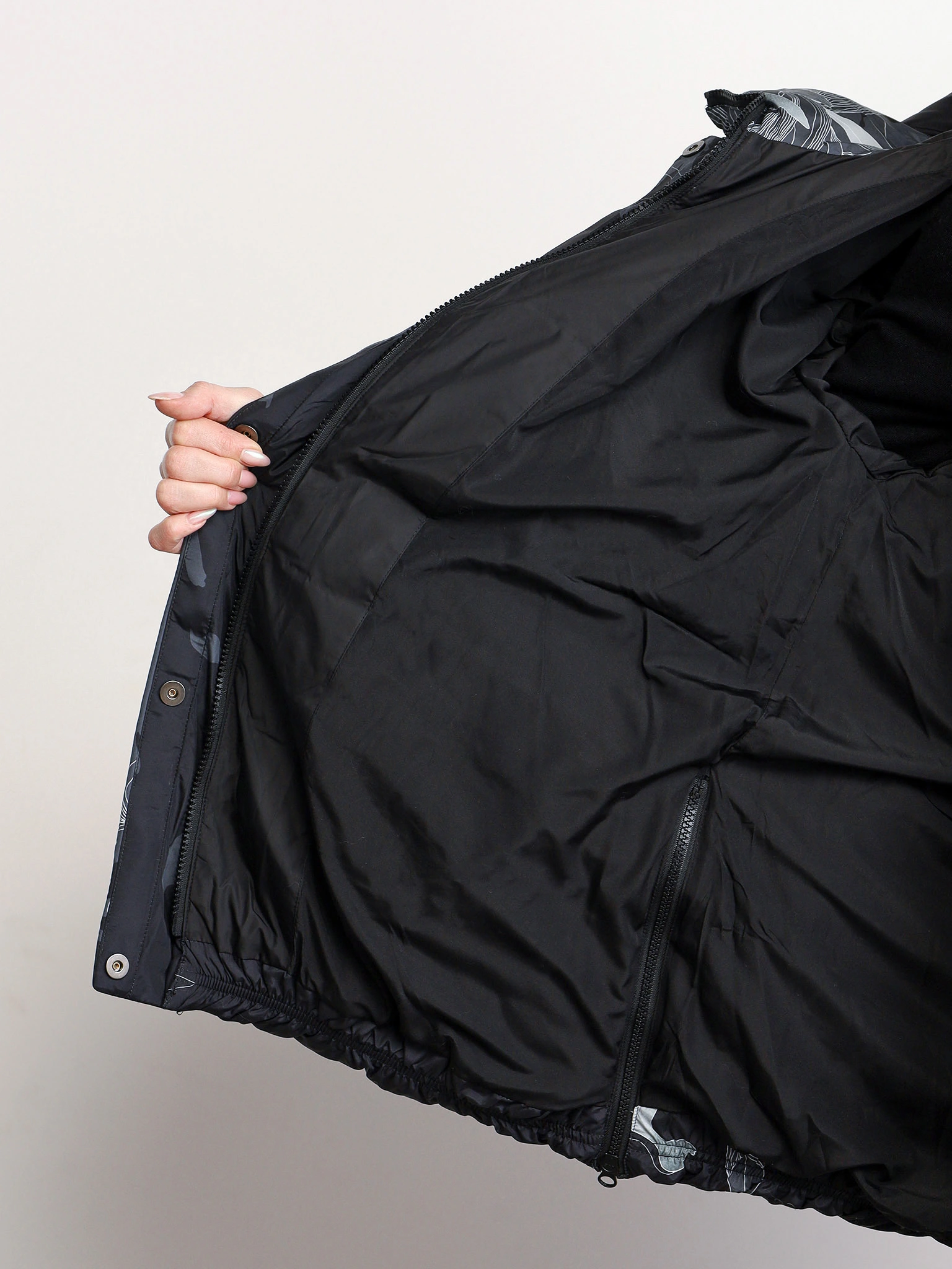 Пуховик с растительным принтом серого цвета с капюшоном